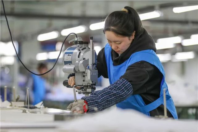 锦超服饰开足马力赶订单|服装|工资|招聘|莫晶