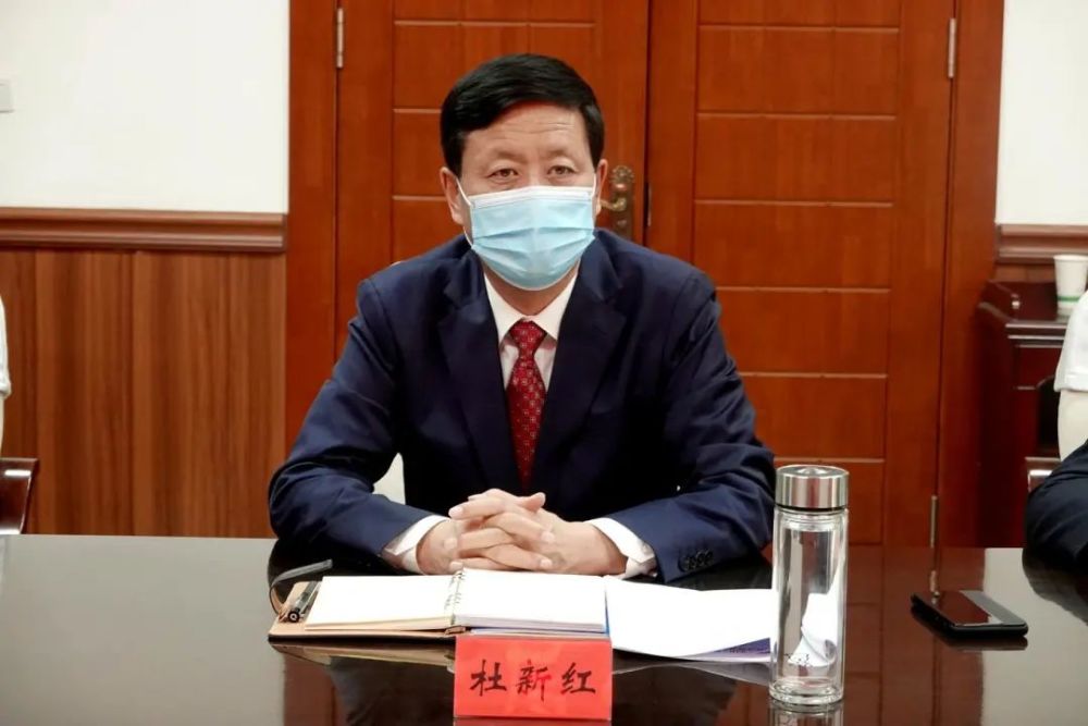 11月15日,甘肃荣华工贸(集团)有限公司董事长张严德一行来我县考察