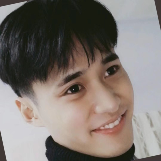 1997年出生于四川省大英县;腾讯音乐人,2021年堆糖网推荐人物