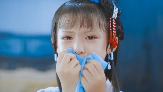 很多人都说小演员诠释不出成年人的味道,可是那个时候才10岁的周漾玥