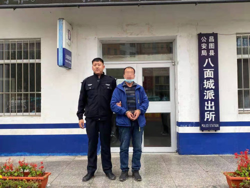 昌图一食品厂门卫与工人发生口角还将对方面部磕伤被拘