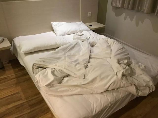 建议出游的时候带着一个隔脏睡袋为好,只要能够歇息的地方,就给铺上