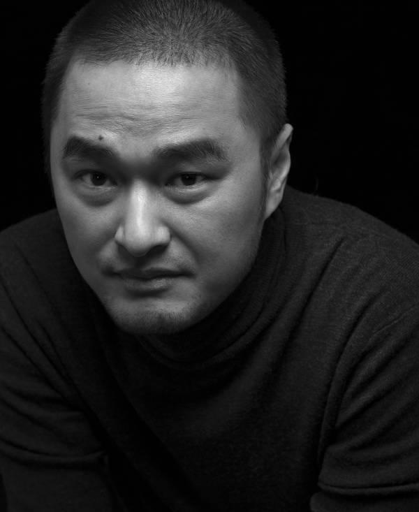 冯唐因"万物生长三部曲"而被读者熟知.