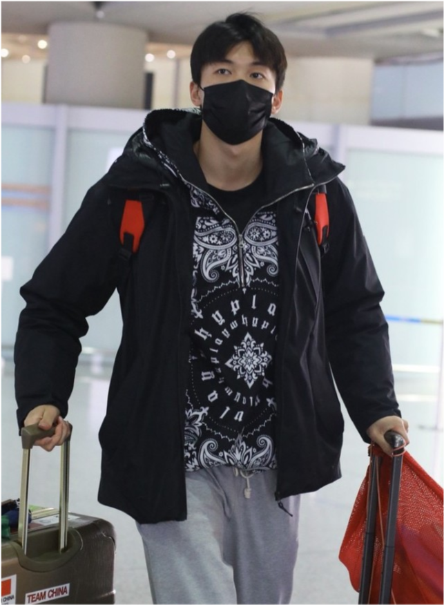 奥运冠军汪顺现身杭州机场一身休闲打扮颜值依旧