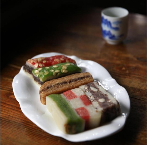 苏州的多色糕团▼糕团既有单色的,也有多色的.