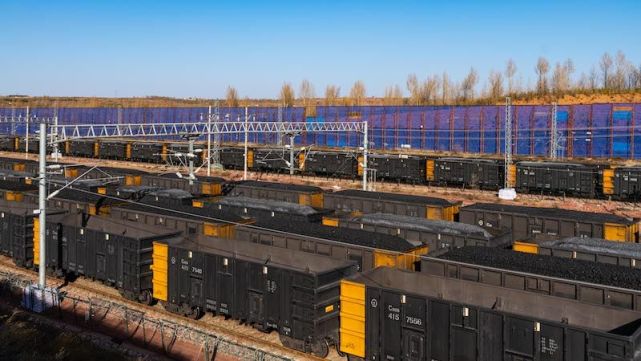 万吨大列驶向渤海之滨