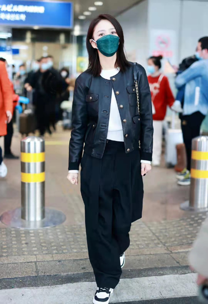 佟丽娅穿机车皮夹克配阔腿裤,随性与甜酷兼具,简直教科书级穿搭