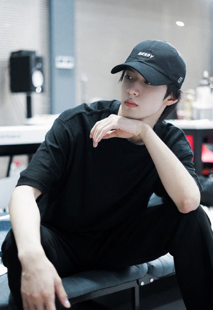 时代少年团刘耀文在地下通道翻跳舞蹈化身狼尾少年节奏感超强