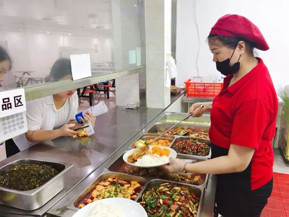 食堂大妈变黄码烹饪专业学子上岗高校食堂现报复性打饭