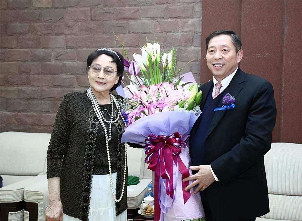 87岁王晓棠踏实服老穿灰色奶奶裙优雅体面容颜老去仍气度非凡