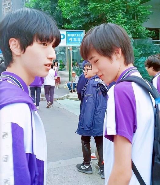 当刘耀文同学有多美?他借钱给女同学解围,让34班被全校羡慕_腾讯新闻