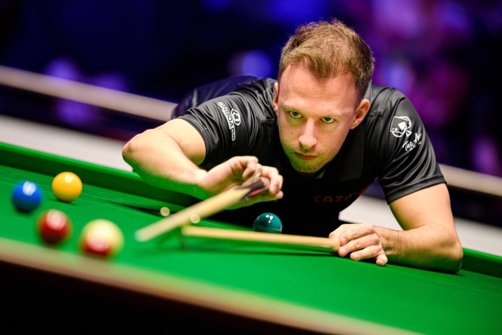 特鲁姆普放松自由不再受厚重衣物的束缚也没有碍事的领结