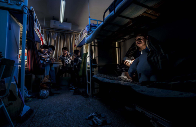 同时注意夜间噪音的事情,关灯之后最好有老师巡逻,不要在夜里因为打