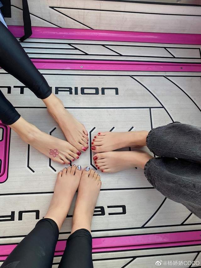 杨颖穿露脐衫玩冲浪大秀脚背梅花纹身仨姐妹海边放生行善