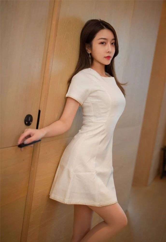 这位美女你也是属于身材比较骨感的类型,直角肩天鹅颈,大长腿,真的是