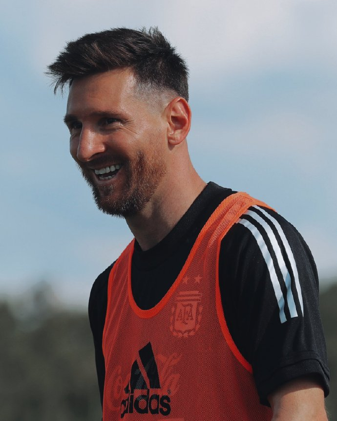 梅西更新照片令人费解队友纷纷留言球迷确定不是在打喷嚏