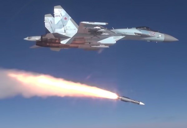 苏35发射r37空空导弹第三,摆脱四代以下战机的纠缠,迅速撤离战区