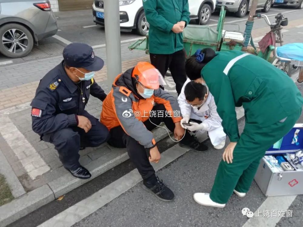 外賣小哥騎摩托暈倒在馬路上饒城管隊員積極救護