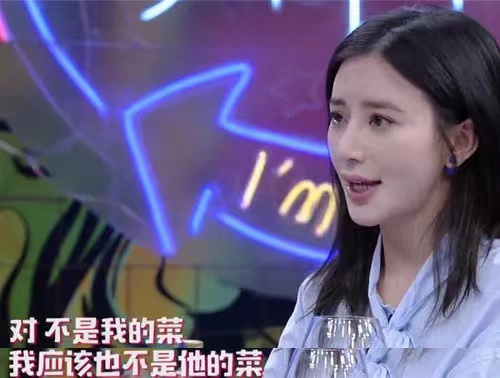 王宝强前绯闻女友恋情曝光！和帅气男甜蜜约会，当众亲吻似连体婴