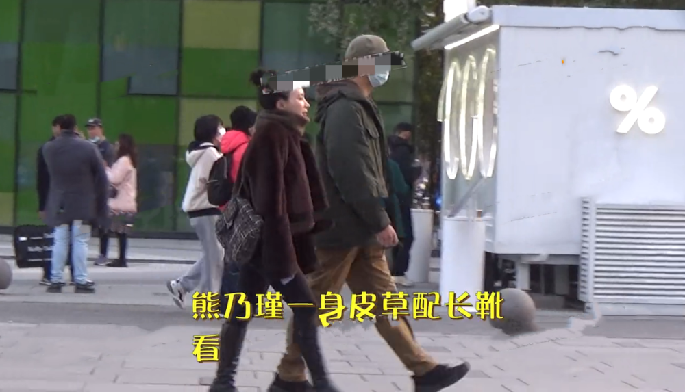 王宝强前绯闻女友恋情曝光！和帅气男甜蜜约会，当众亲吻似连体婴