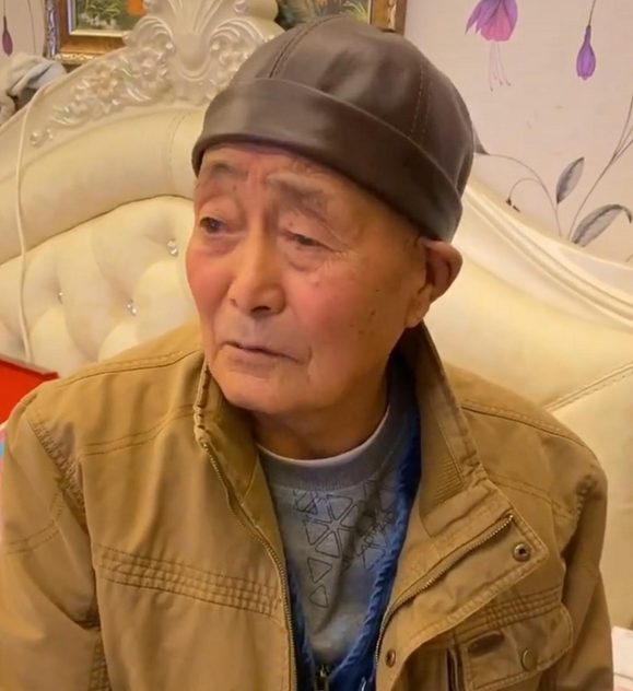 网红"耀扬姥爷"魂归故里,30辆劳斯莱斯相送,网友质疑蹭热度