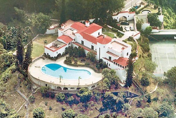 郑裕彤 浅水湾道6-12号受到众多富豪喜爱的浅水湾豪宅自然也不便宜,在