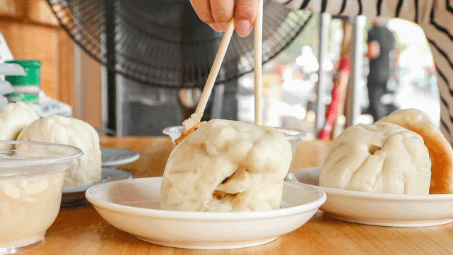 delicious steamed stuffed bun · 煎包 · 香 水煎包 店裡製作時是