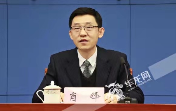 市委组织部部务委员肖锋回答记者提问.