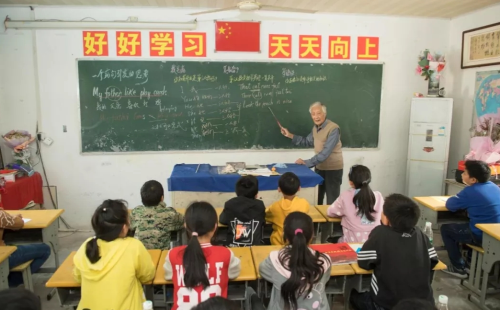 河南一小学代课老师身份引争议，家长怕其误人子弟，官方已介入