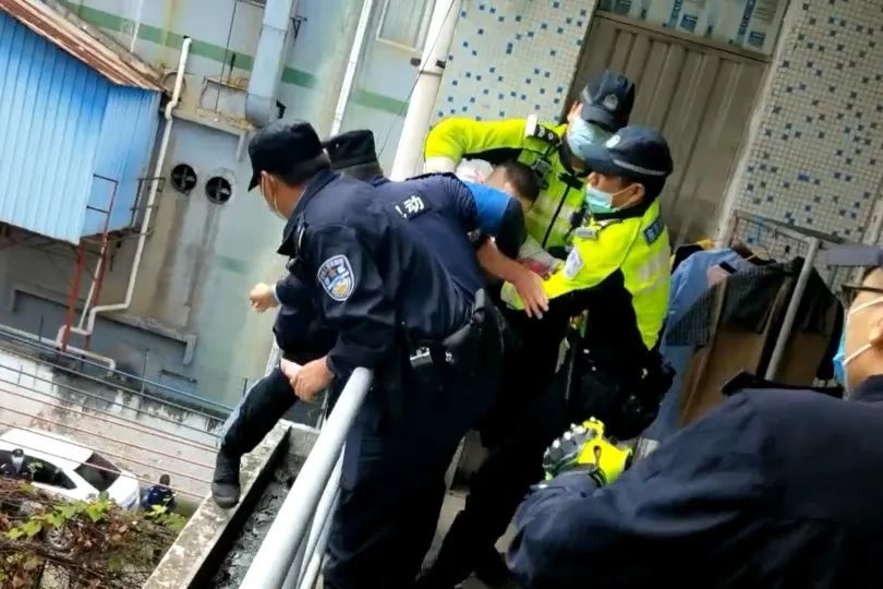 >>>因工作不順,男子獨上高樓欲輕生10月29日13時許汕頭龍湖警方接到報