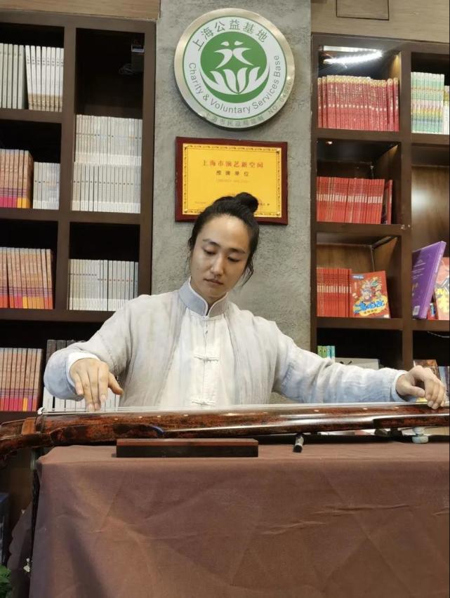 活动最后,在吴鸣诗老师清雅脱俗的古琴声中,大家再一次感受到香与音乐