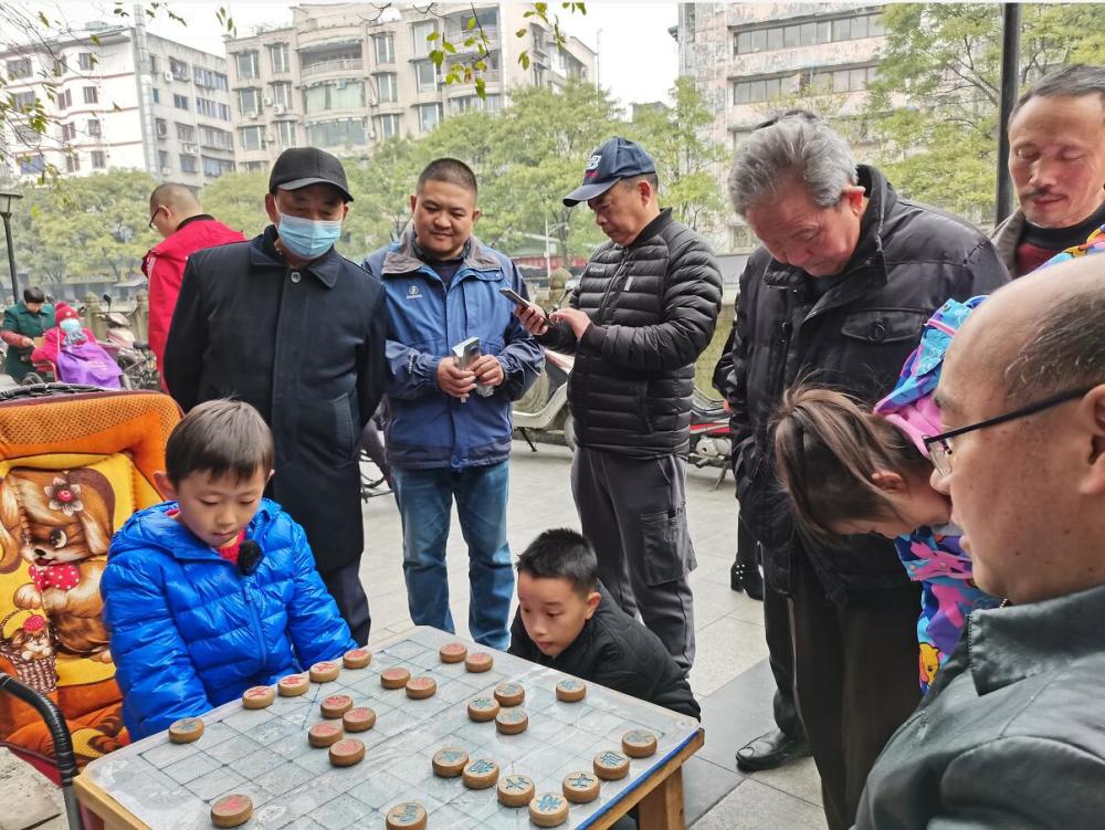 江油:象棋"后浪"当街挑战六十年棋龄老人 结果还赢了!_腾讯新闻