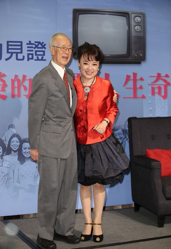 秦沛前女友翁倩玉都71岁了可打扮得还挺俏皮花苞裙看着好蓬松