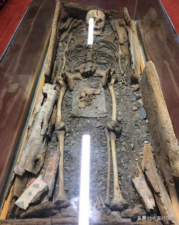 墓葬由于年代久远,已经坍塌出了洞口,而且也有前期被盗的痕迹,当考古