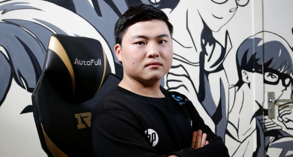 也别期望rng能找到合伙人帮他分担一下压力,原qg老板真坂木老人也是在