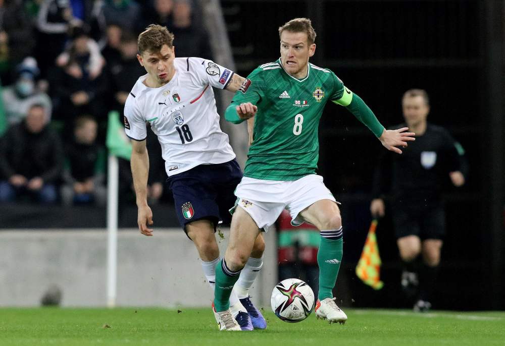 11月15日,意大利队球员巴雷拉(左)与北爱尔兰队球员戴维斯拼抢.