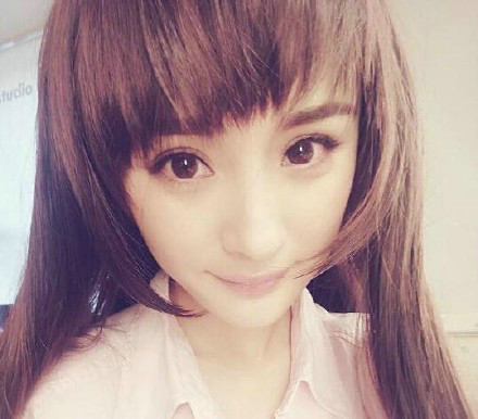 杨幂齐刘海造型旧照曝光 宛如邻家少女清纯又动人