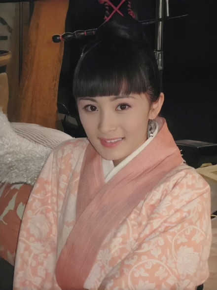 杨幂齐刘海造型旧照曝光宛如邻家少女清纯又动人