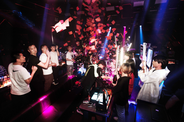 中文慢摇酒吧联名打造信阳第一个莱曼酒吧&江滩回忆录引领你情不自禁