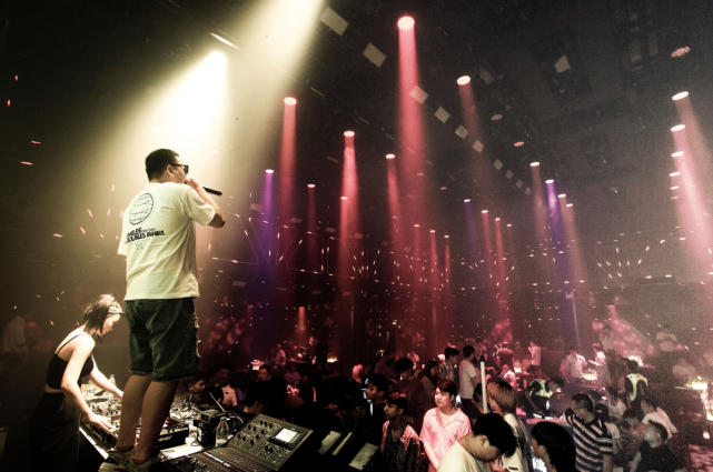 中文慢摇酒吧联名打造信阳第一个莱曼酒吧&江滩回忆录引领你情不自禁