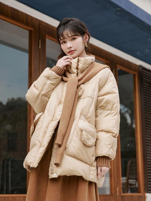 冬季穿衣无需复杂,用"羽绒服"打造好气质,保暖与时尚都有了