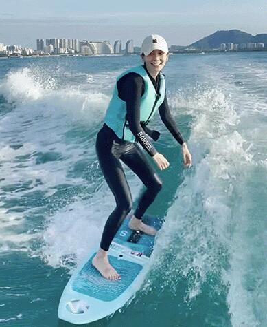 angelababy分享海上冲浪vlog姿势专业又美又飒