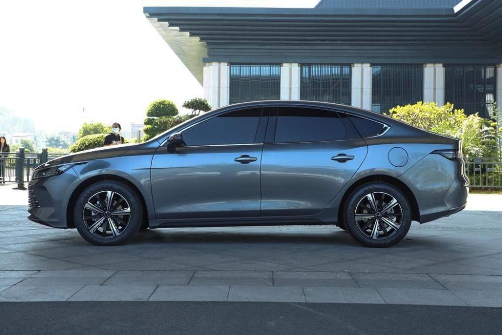 或将命名为驱逐舰05比亚迪f5清晰实拍图曝光