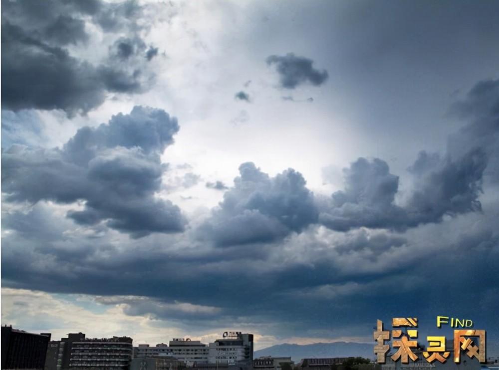 廣東的天空異象空中驚現天兵天將擊鼓雷鳴緩慢移動