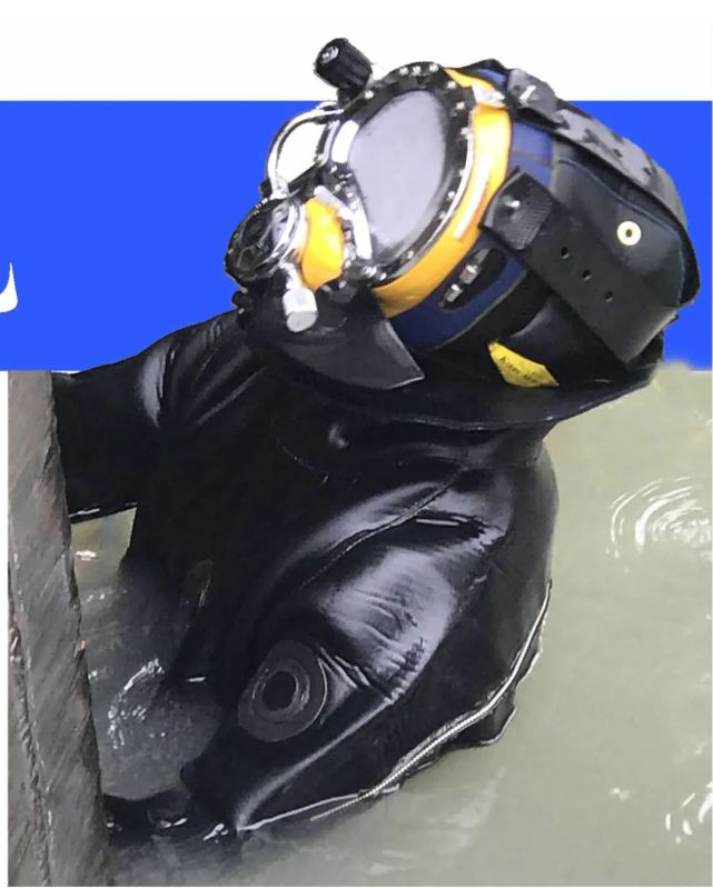 走近江都蛙人穿着超过体重的潜水服水下作业隔着屏幕都觉得窒息