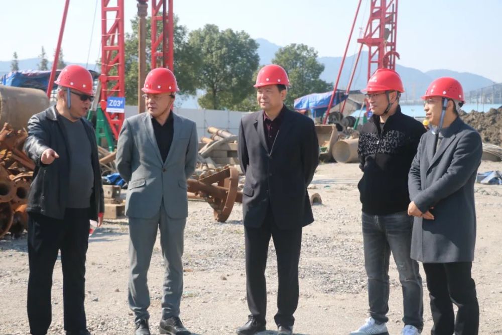 党委书记崔凤军,党委委员,副校长胡韶光,集团董事长林波莅临开工现场.