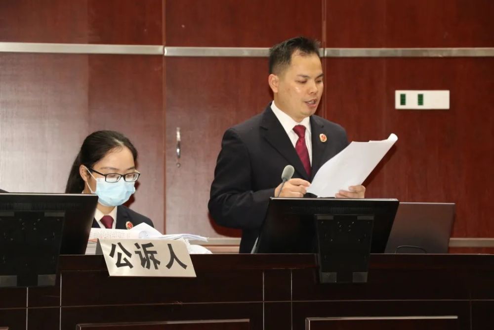 法院依法公开开庭审理了由钦州市中级人民法院指定管辖的被告人黄宗兴