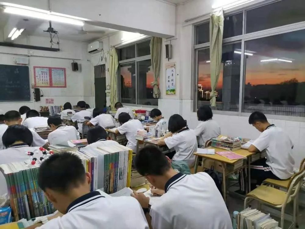 高中生学习太累,家长建议取消晚自习,教育局的回复值得点赞_腾讯新闻