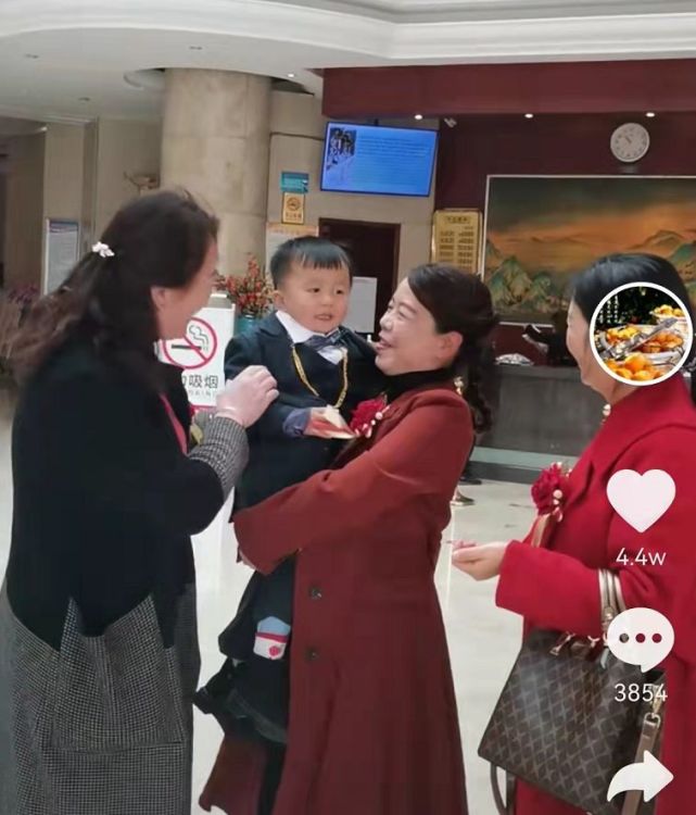 15日夫妻两个人从单位请好假,在亲属的陪同下连夜开车到了河南驻马店