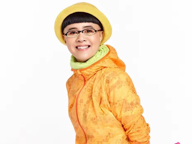 央视主持金龟子:十年如一日锅盖头,被老公宠33年生一女,幸福美满来得